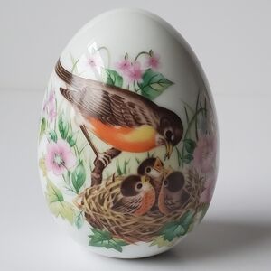 Vintage Avon Porcelain Egg Spring Robin Family from the Four Seasons Series EUC